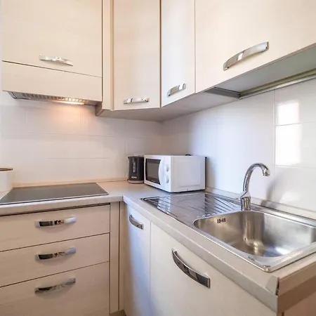 Comfort Business Suite, Wi-fi & 3 Stops From Duomo Apartment